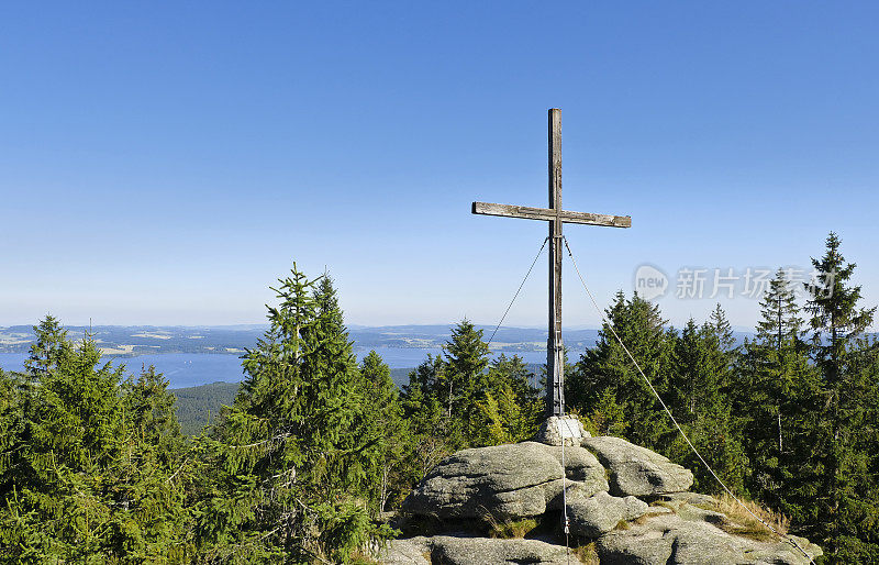 在边境三角地区(奥地利、德国、捷克共和国)徒步旅行Šumava。