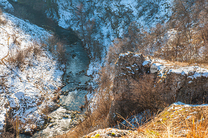 冬季山地景观，河流积雪和树木，最喜欢野餐的地方