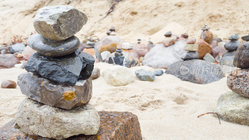 波罗的海海滩上的石头。平衡的石头