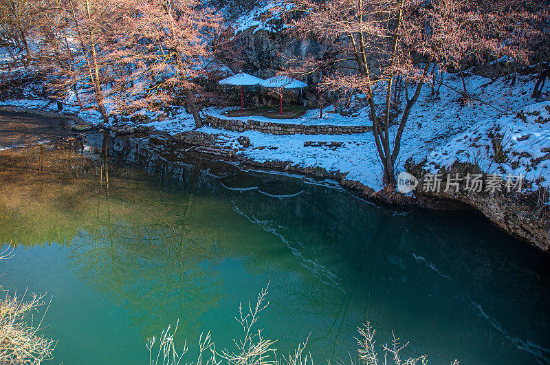 冬季山地景观，河流积雪和树木，最喜欢野餐的地方