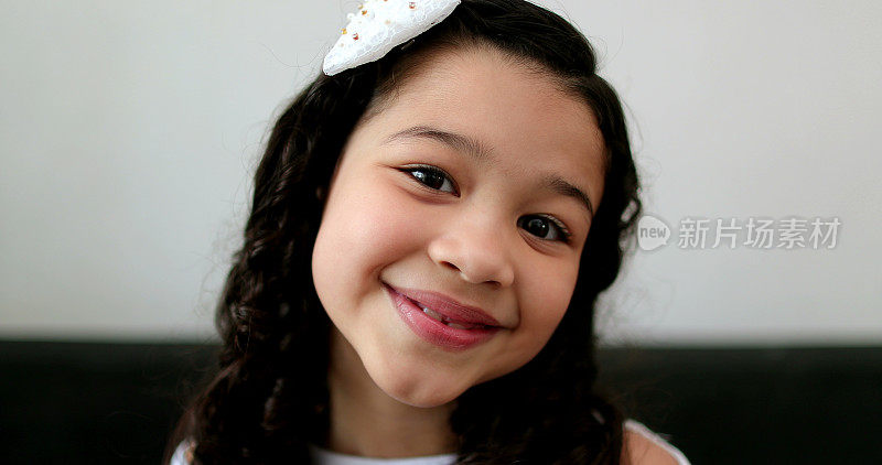 微笑的小女孩肖像，西班牙亚裔混血的孩子，种族多元化的全球人