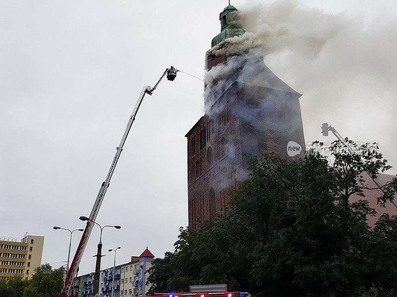 古老的欧洲大教堂着火了