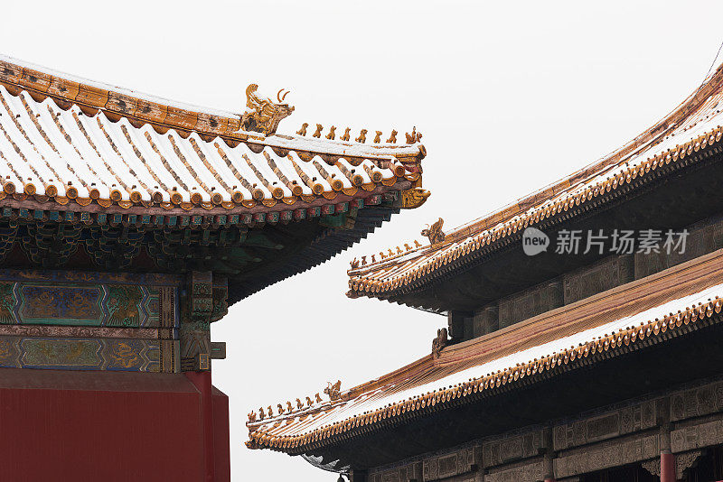 北京紫禁城的屋檐下起了雪