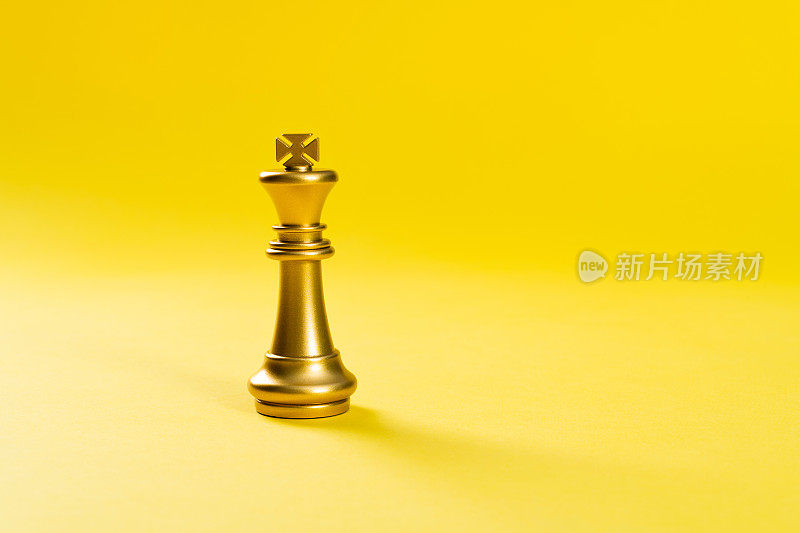 黄色背景上的黄金国王棋子