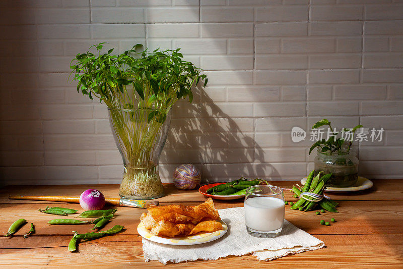 木桌上自制早餐。健康的饮食习惯