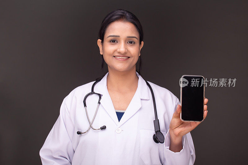 年轻女医生显示智能手机空白屏幕