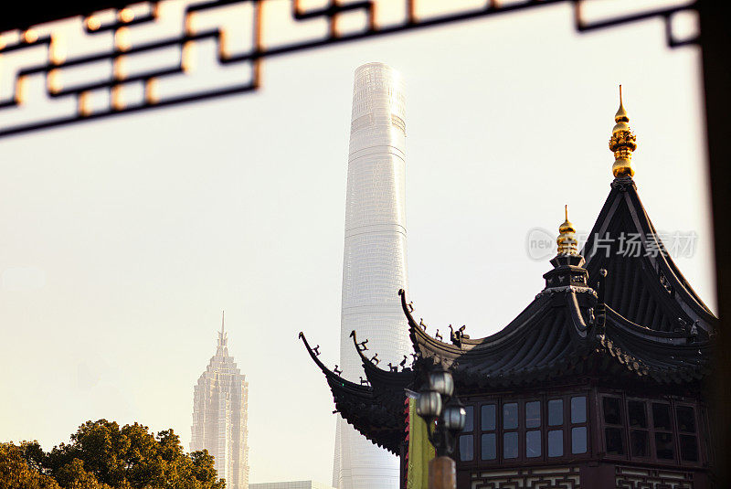 上海的现代摩天大楼与豫园的传统建筑形成了鲜明的对比