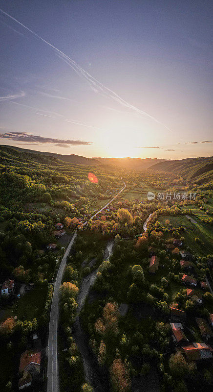 日落时分从空中俯瞰村庄和大自然的美景