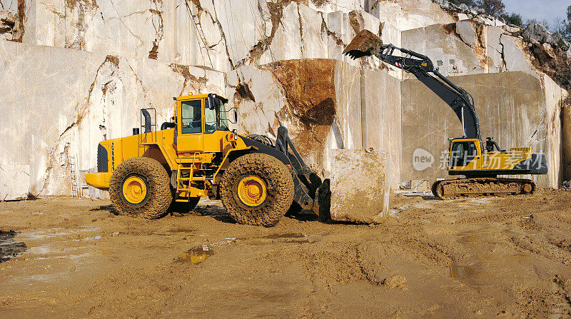 在大理石采石场工作的建筑车辆。