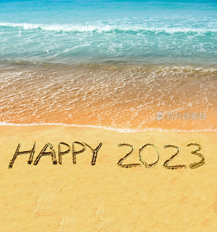 2023年在海滩上过新年。