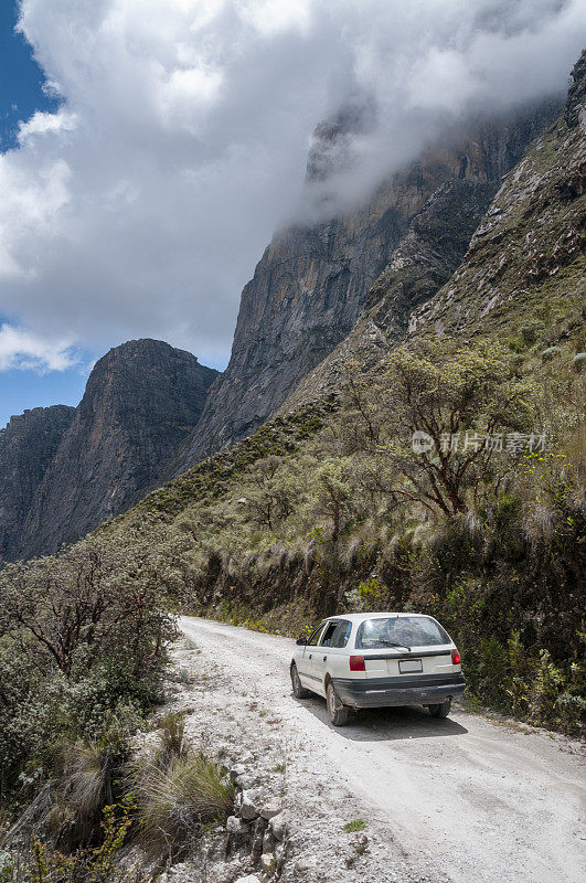 汽车在秘鲁安第斯山脉的单车道公路上，靠近卡拉兹