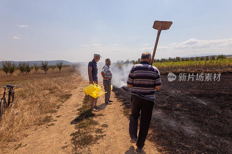 村民们用水和地面灭火