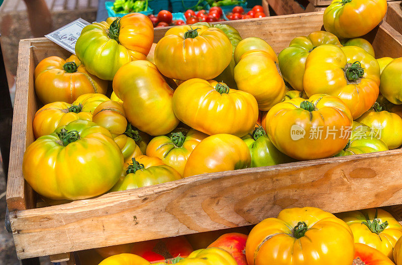 农贸市场上黄色的传家宝番茄