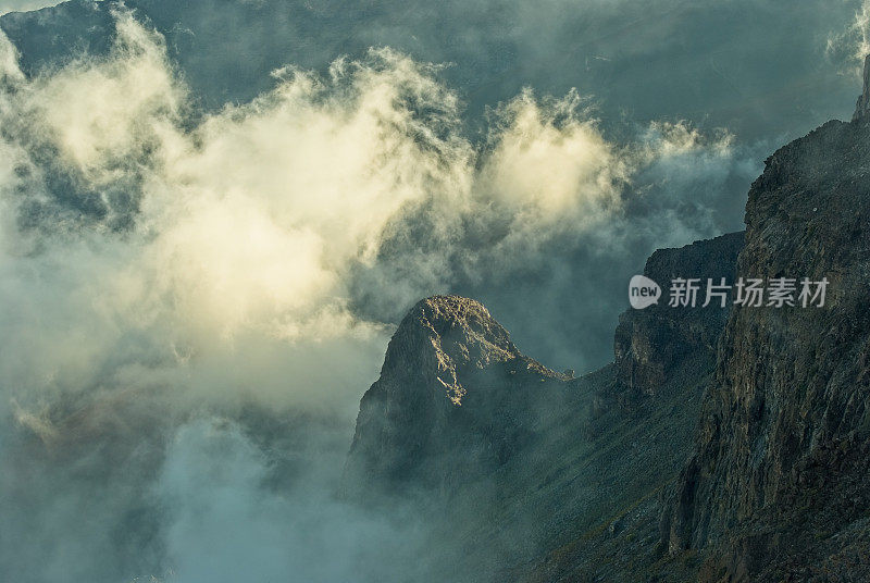 在夏威夷毛伊岛的哈利阿卡拉国家公园，云朵在哈利阿卡拉火山口边缘盘旋