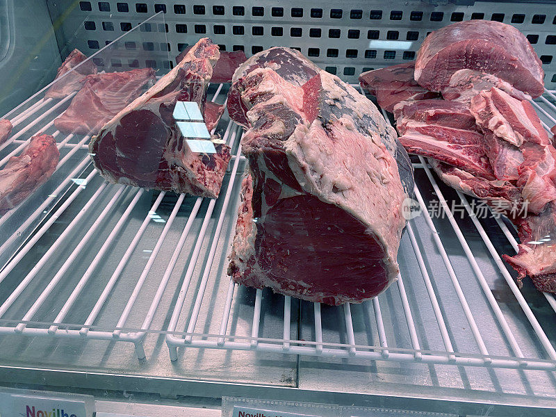 猪肉和牛肉陈列在屠夫的玻璃柜里