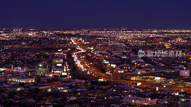 无人机拍摄的德州埃尔帕索10号州际公路的夜晚