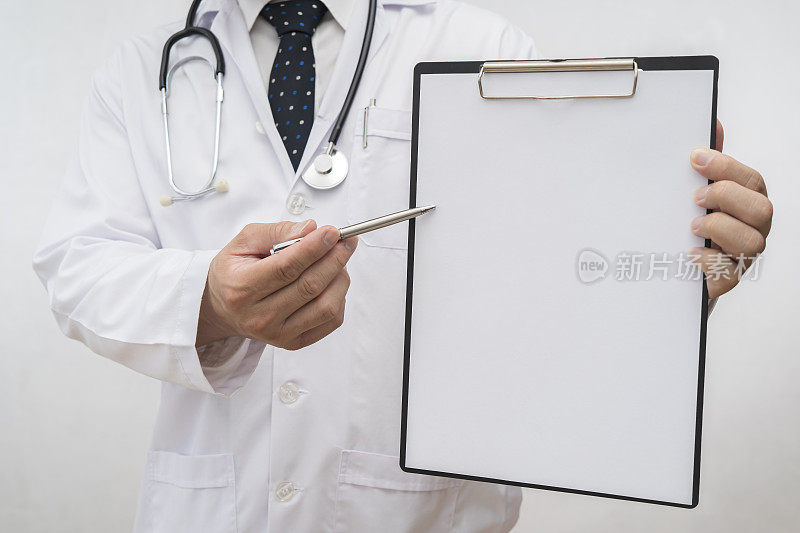 医生拿着一个空的剪贴板，用一支笔指着剪贴板，可以插入文字、图像