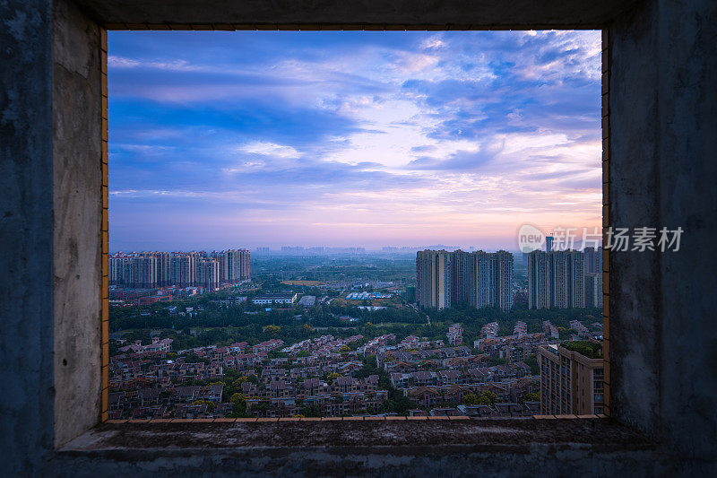 清晨，成都市上空乌云密布