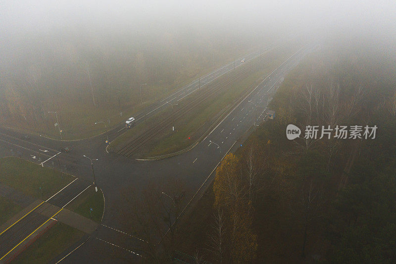 秋路无人机摄影。多雾的天气。糟糕的能见度。雾。地球上空飞行。自然背景。多雨的季节。大气神秘的景观