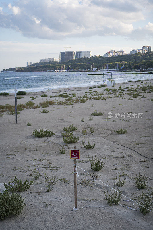 在与俄罗斯的战争期间，敖德萨海滩上的地雷警告标志