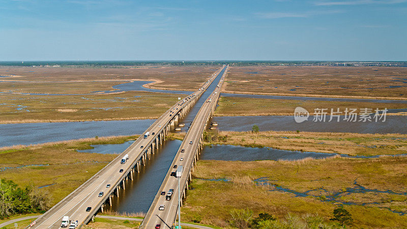 无人机在穿越密西西比州河口的10号州际公路上空拍摄