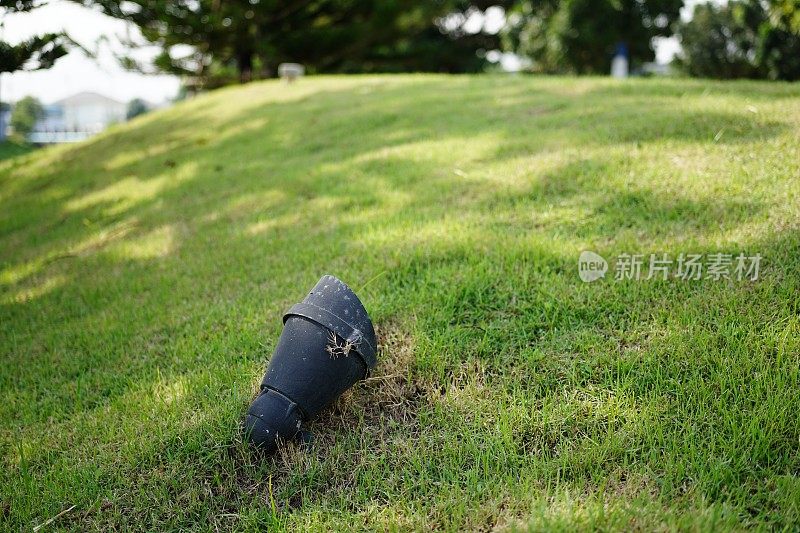 花园的泛光灯照在草地上