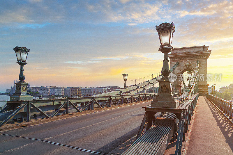 日出时布达佩斯的链桥