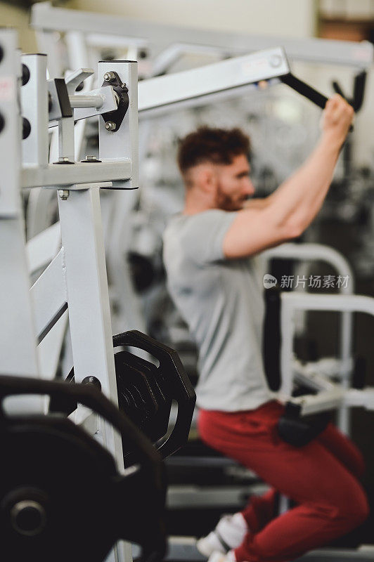 模糊背景与选择焦点的健身机在健身房。