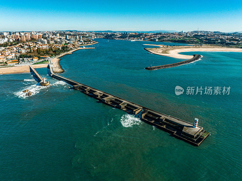 无人机视图的灯塔Felgueirasin波尔图与海浪和城市景观，晴天