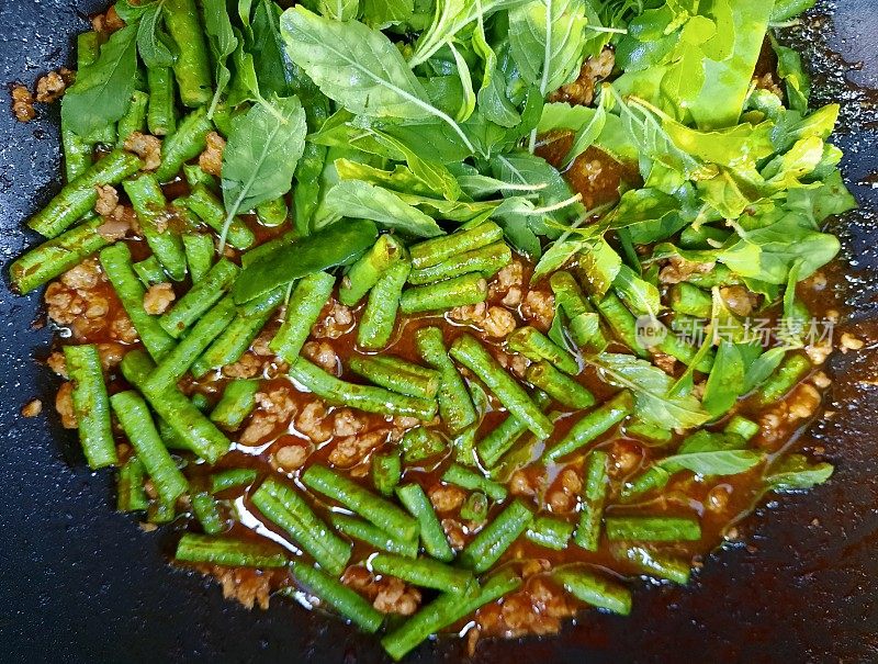 炒菜炒青豆配辣酱猪肉-准备食物。