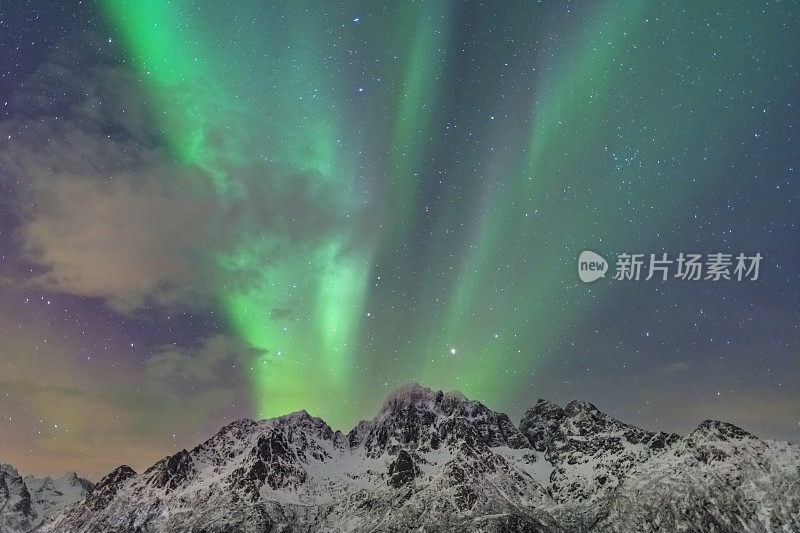 北极光，冬季挪威北部罗弗敦群岛上空的北极光
