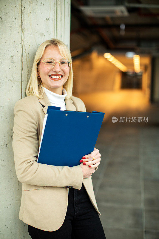 商务女肖像在走廊走廊