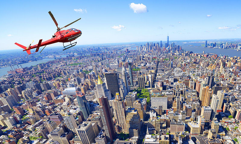 乘坐直升机游览曼哈顿。
