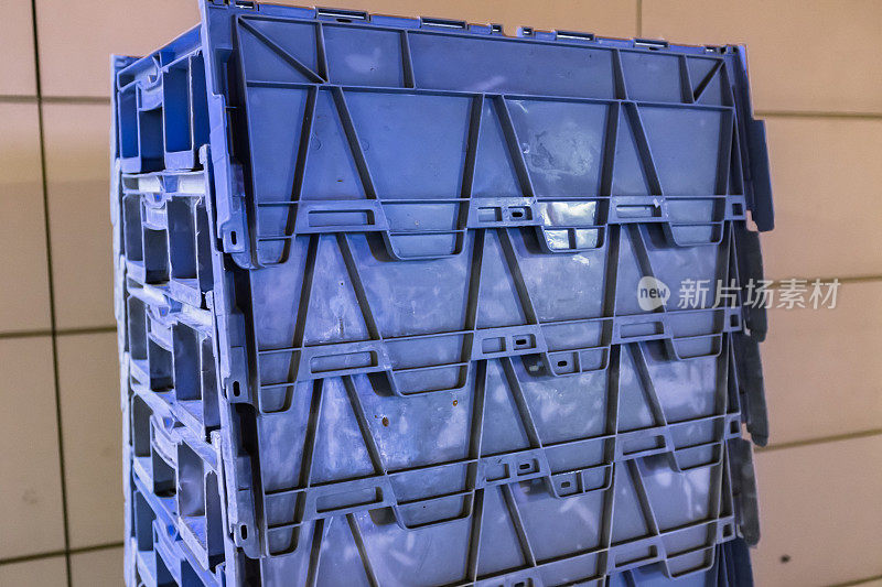 蓝色箱子用于快速运输存储
