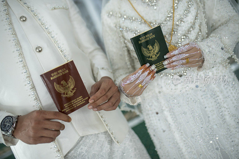 在印度尼西亚拿着一本婚姻书