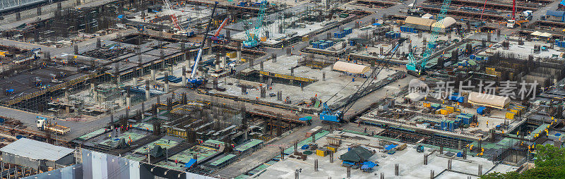 大型建设项目前期，在大都市捕捉到大型工程机械的大型施工现场。