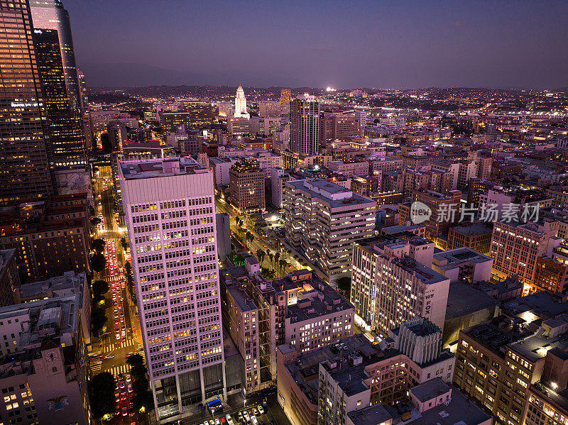 洛杉矶市中心的现代和历史办公大楼在夜间点亮-鸟瞰图