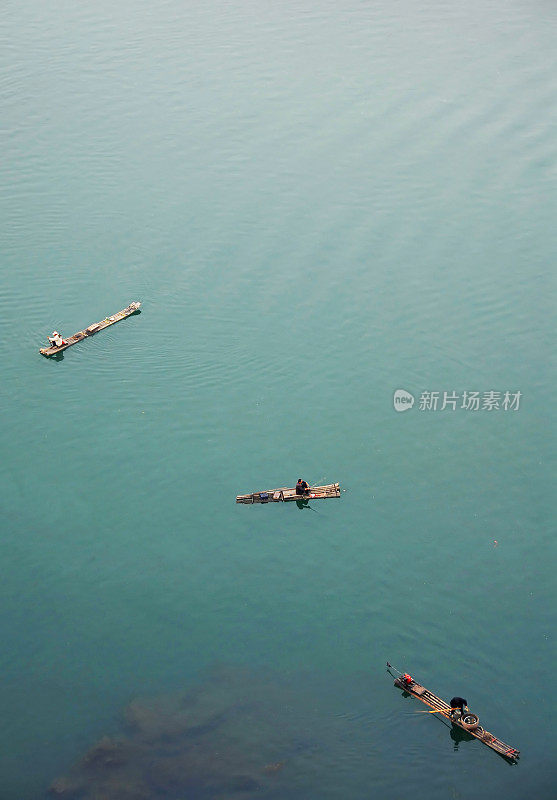 在桂林漓江上的木筏，从中国的叠菜山山顶看