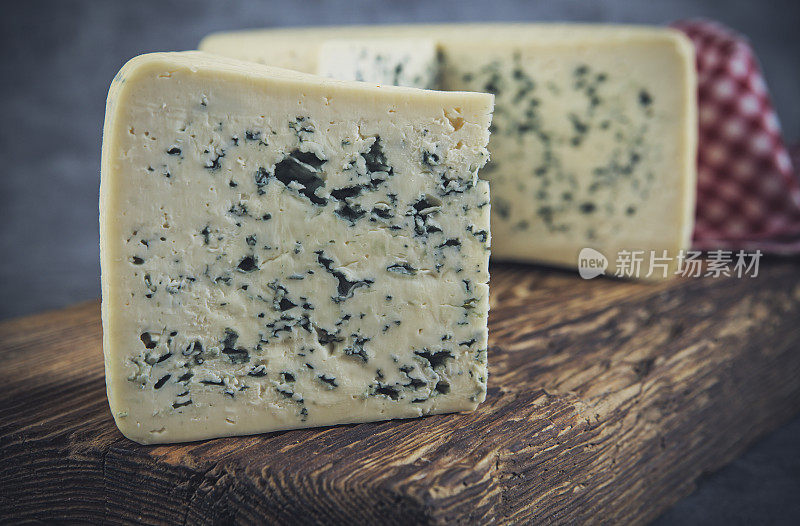 奶酪收藏，一块用牛奶制成的蓝纹奶酪