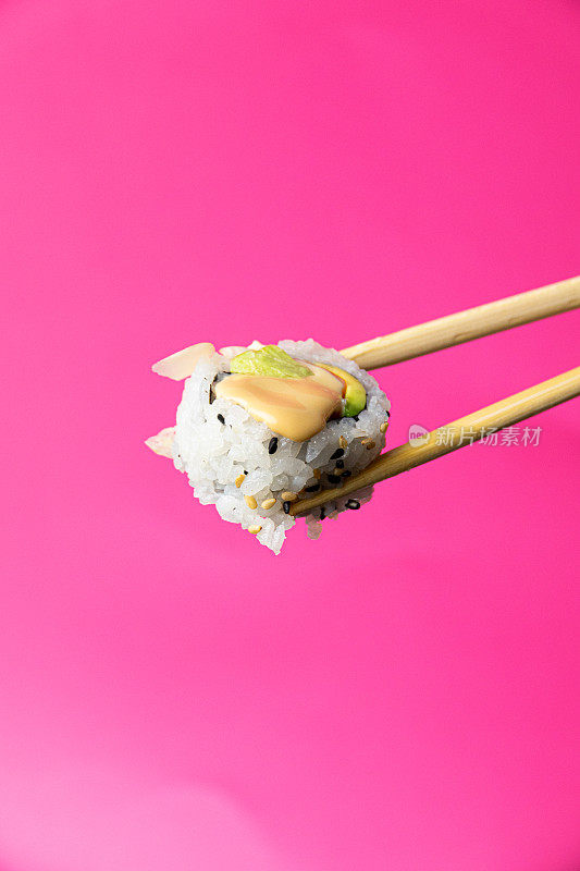 Uramaki寿司，粉色背景的筷子