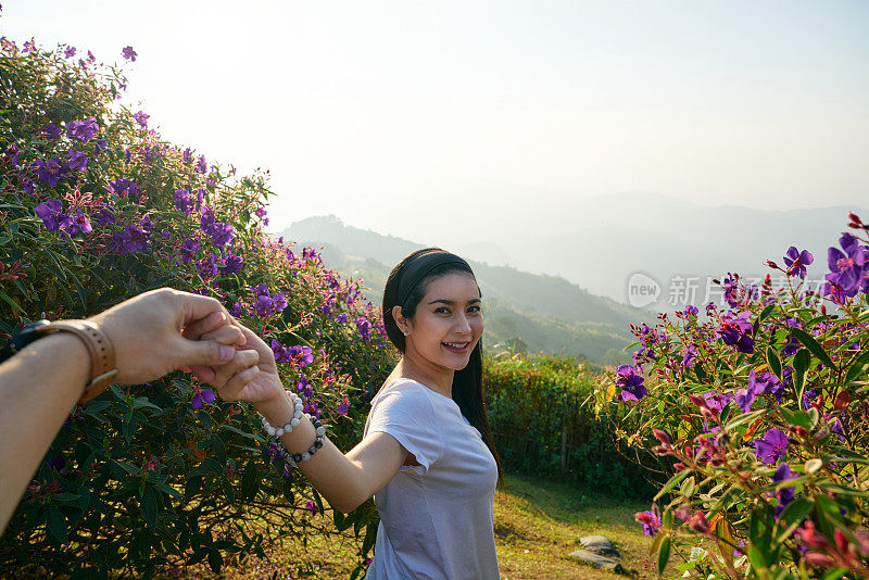 POV女人牵着男朋友的手去度假看山景