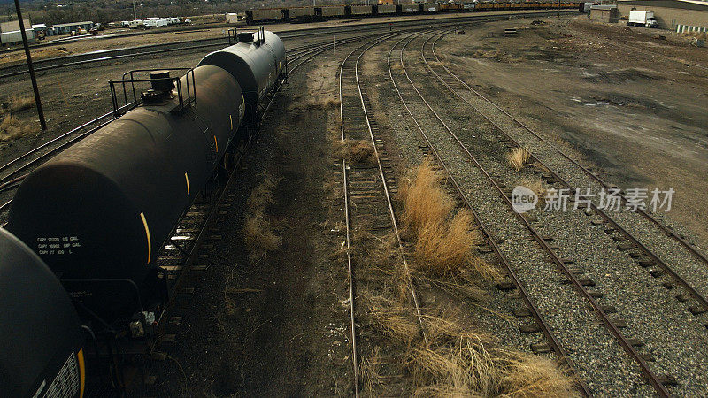 天然气和石油设备铁路车厢油罐在农村小城镇美国西部地点白天航空照片系列