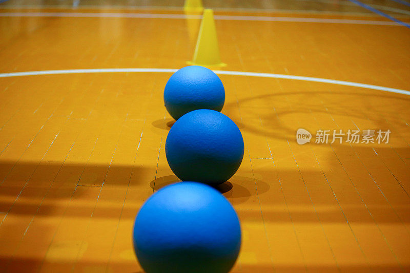 蓝色躲避球被放置在起始位置，等待游戏开始