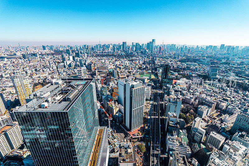 现代城市天际线鸟瞰新宿和涩谷地区，东京