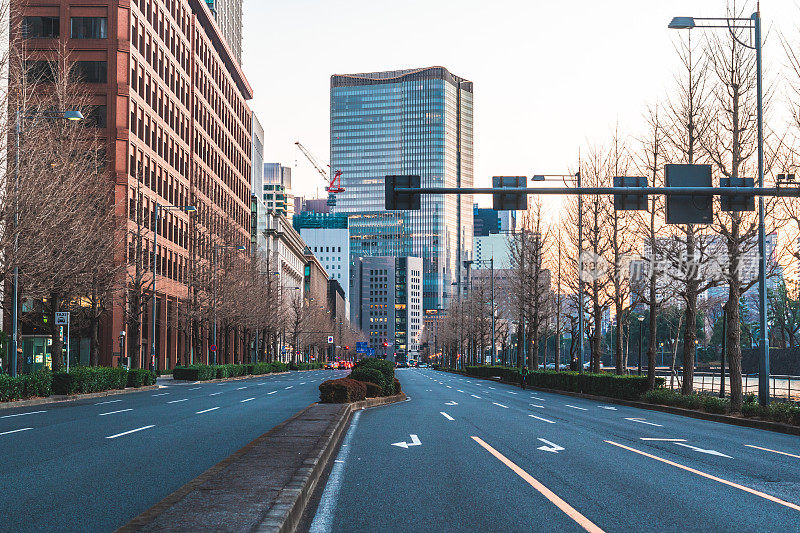 东京空荡荡的城市街道