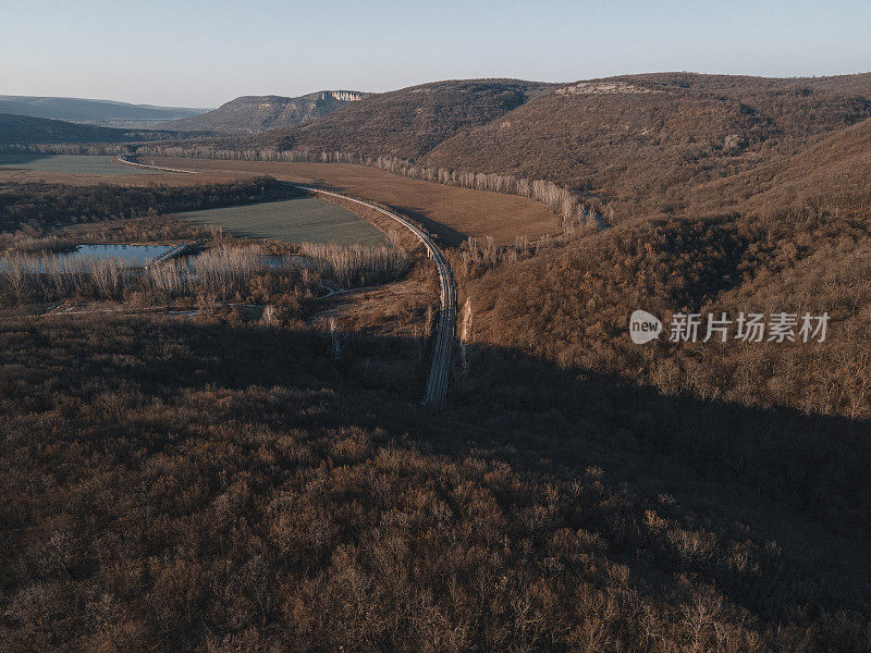 鸟瞰岩石峡谷与采石场和货运火车站。商业和工业。