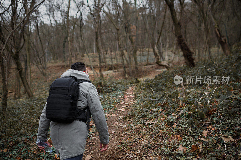 在他穿过森林的路上