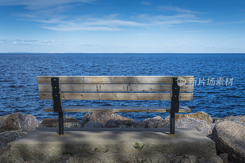 加拿大一个湖边的空木凳