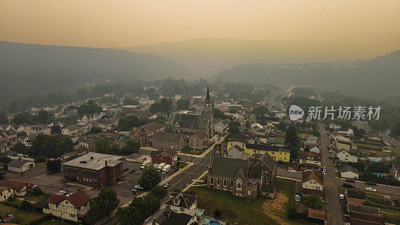 夏季烟雾笼罩了小社区吉姆·索普。阿巴拉契亚山脉隐藏在火焰烟雾在波科诺斯，宾夕法尼亚州。鸟瞰图