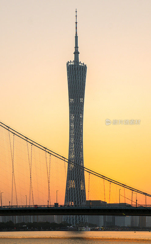 日落时分从烈德桥上看到的广州塔，是中国南方大都市广州的现代建筑和地标。世界第二高塔。
